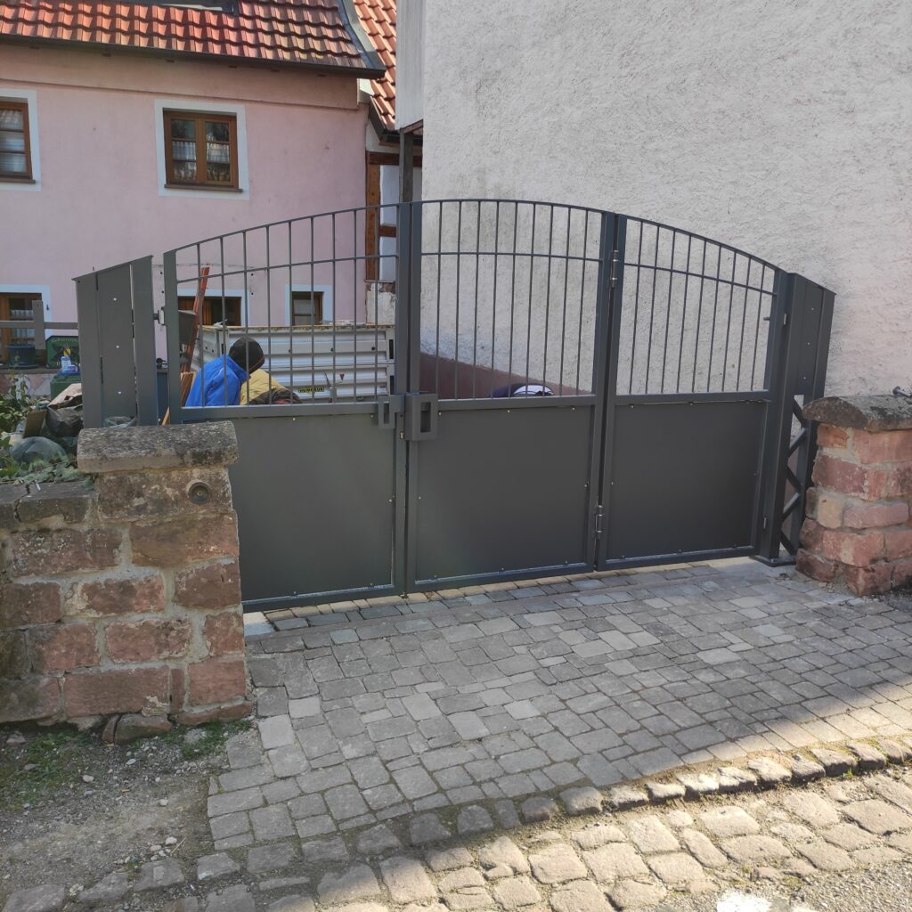 Hoftoranlage mit Pforte